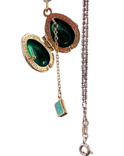 Cargar imagen en el visor de la galería, Dije Faberge con la Biblia. Color Verde