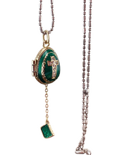 Cargar imagen en el visor de la galería, Dije Faberge con la Biblia. Color Verde