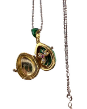Cargar imagen en el visor de la galería, Dije Faberge. Color Verde