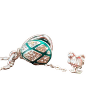 Cargar imagen en el visor de la galería, Dije Faberge. Color Verde con Gallo