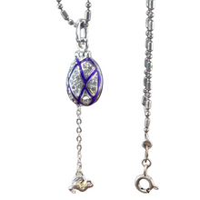 Cargar imagen en el visor de la galería, Dije Faberge. Color Violeta. Con Gallo