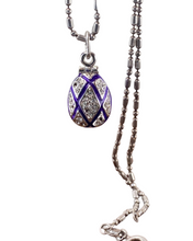 Cargar imagen en el visor de la galería, Dije Faberge. Color Violeta. Con Gallo