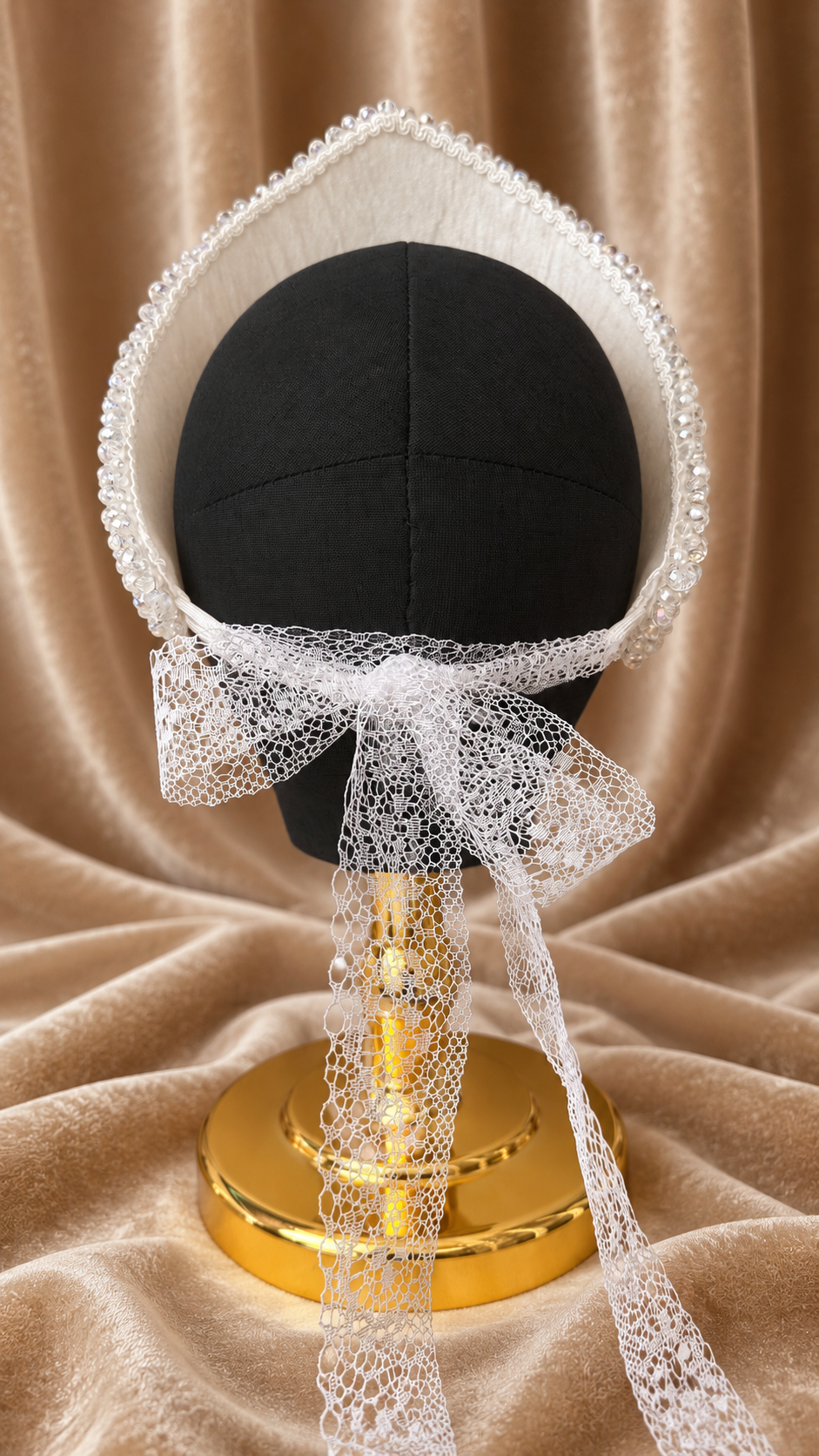 Kokoshnik Ruso Blanco con Perlas y Cristales – Diadema
