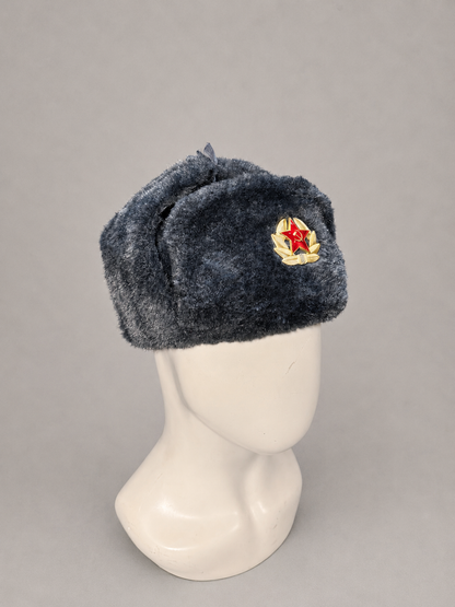 Gorra-Ushanka Rusa Gris con Emblema Soviético