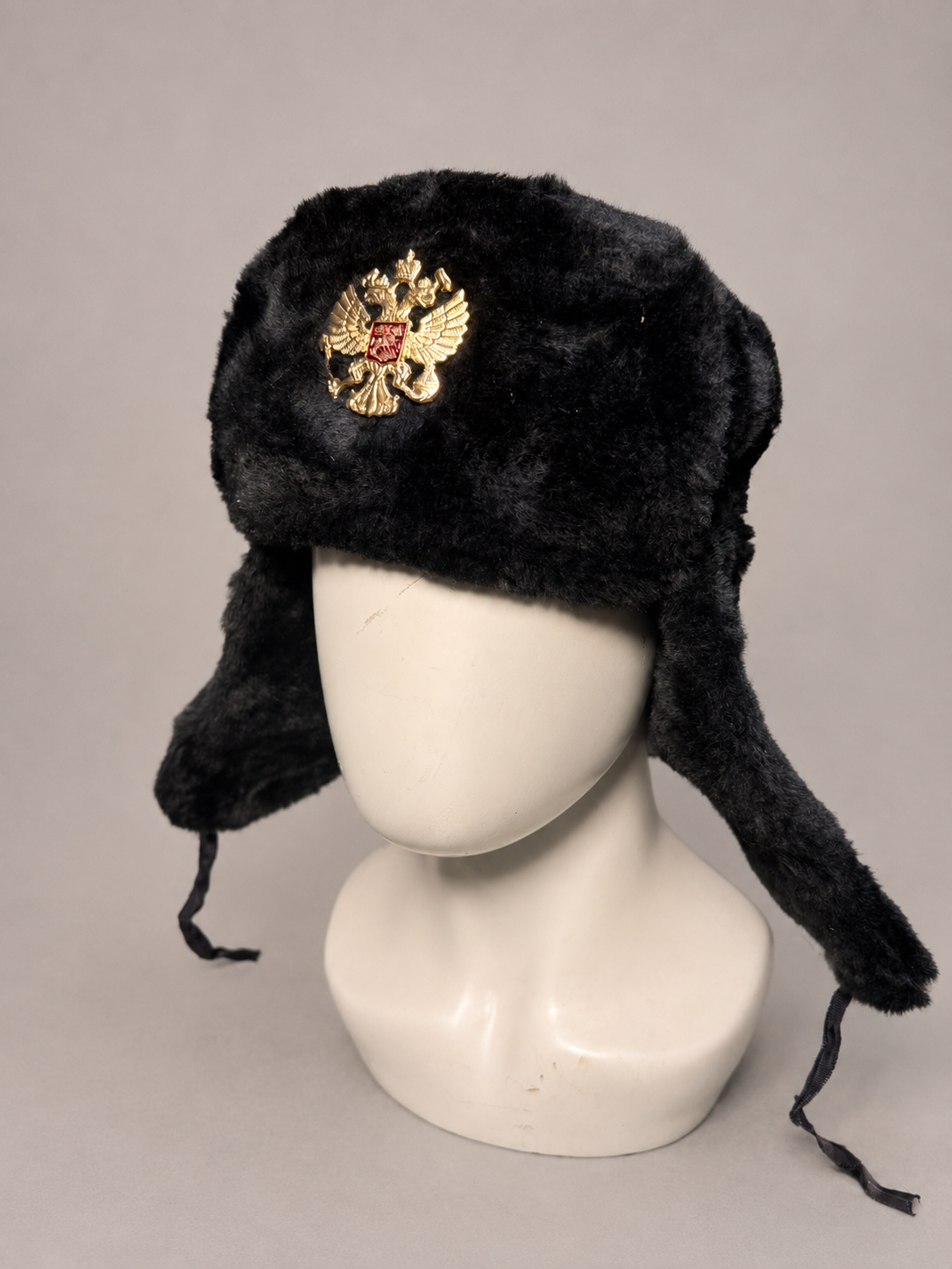 Gorra-Ushanka negra con escudo ruso