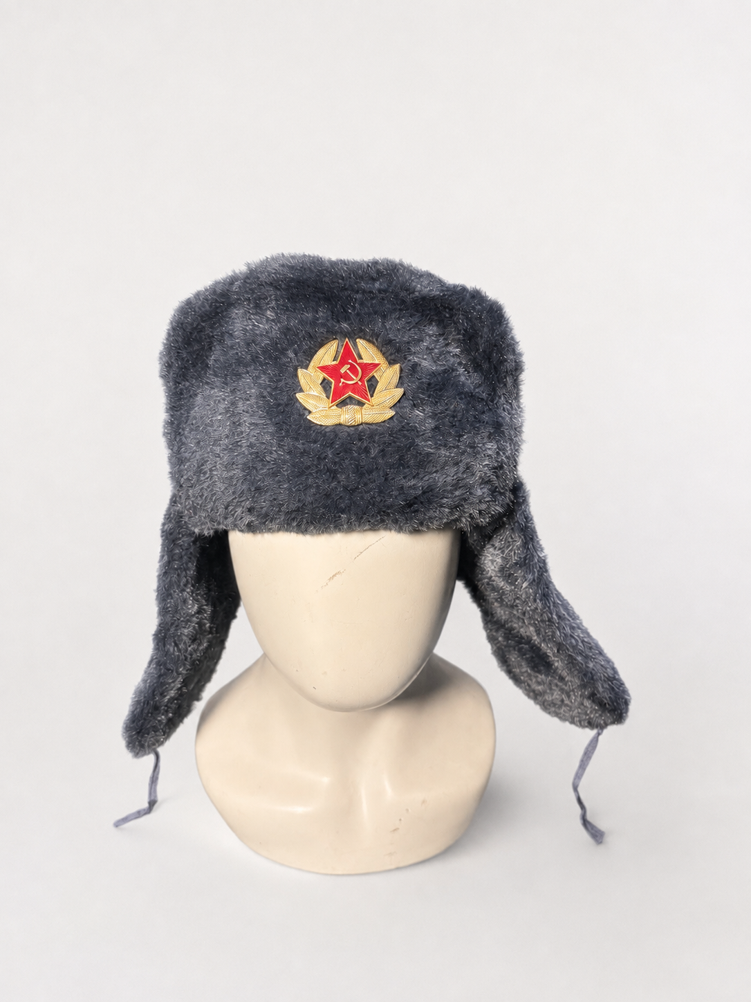 Gorra-Ushanka Rusa Gris con Emblema Soviético