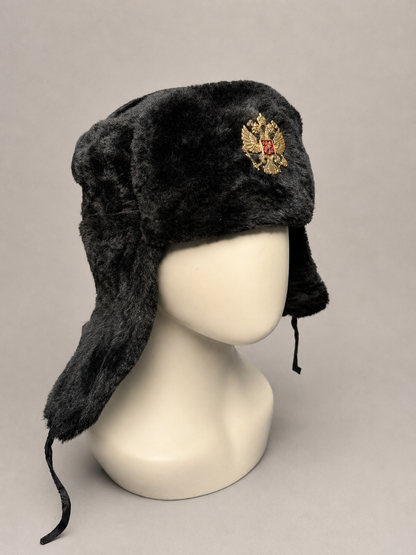 Gorra-Ushanka negra con escudo ruso
