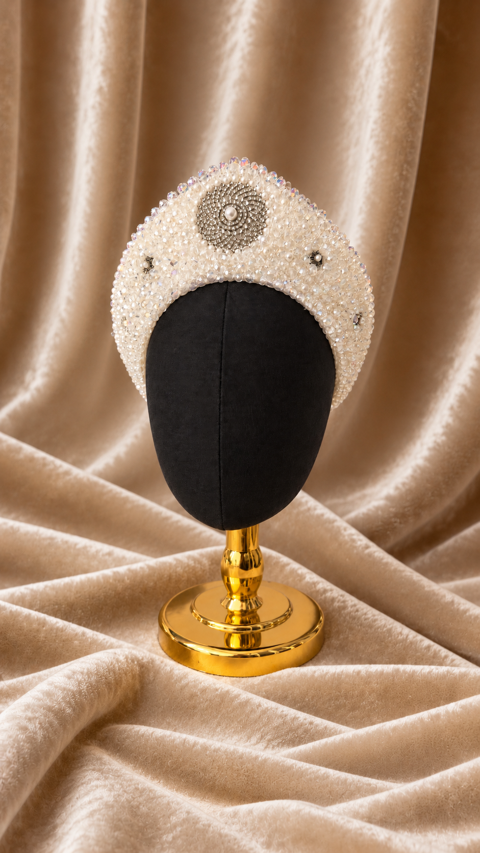 Kokoshnik Ruso Blanco con Perlas y Cristales – Diadema