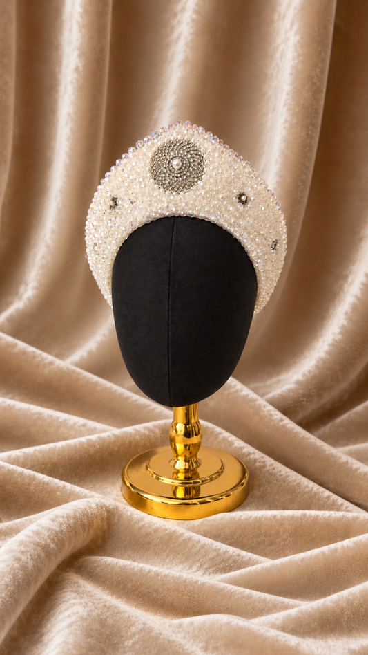 Kokoshnik Ruso Blanco con Perlas y Cristales – Diadema