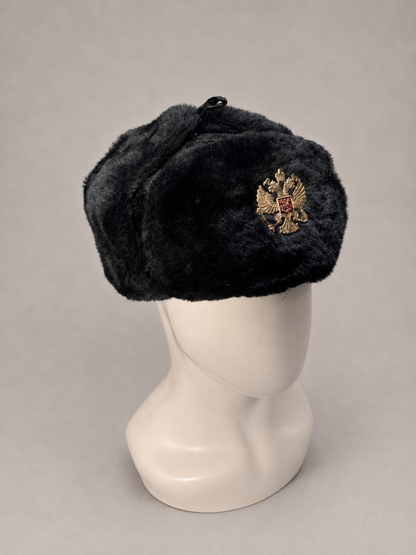 Gorra-Ushanka negra con escudo ruso