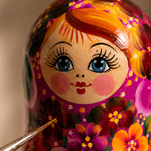 Cargar imagen en el visor de la galería, Matrioshka rusa pintada a mano – 5 piezas | 18 cm
