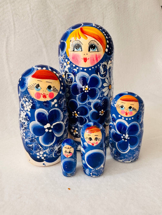 Matrioshka rusa «Flores de Invierno» pintada a mano – 5 piezas | 18 cm