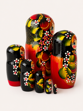 Cargar imagen en el visor de la galería, Matrioshka rusa «Constelación Escarlata» pintada a mano
