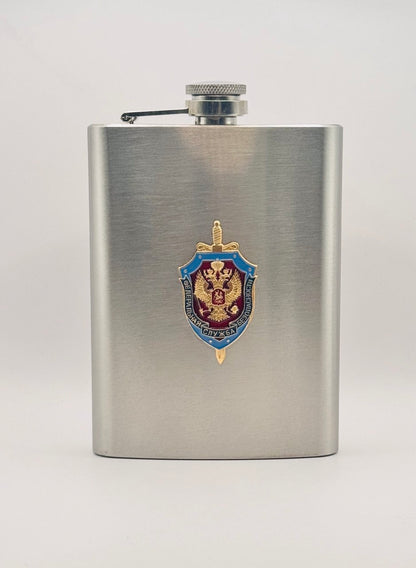 Licorera con emblema del Servicio Federal de Seguridad (FSB)