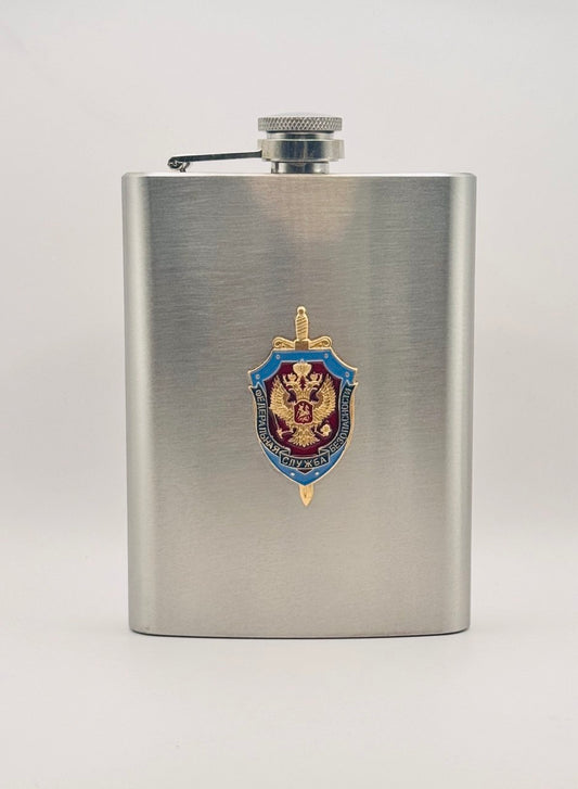 Licorera con emblema del Servicio Federal de Seguridad (FSB)
