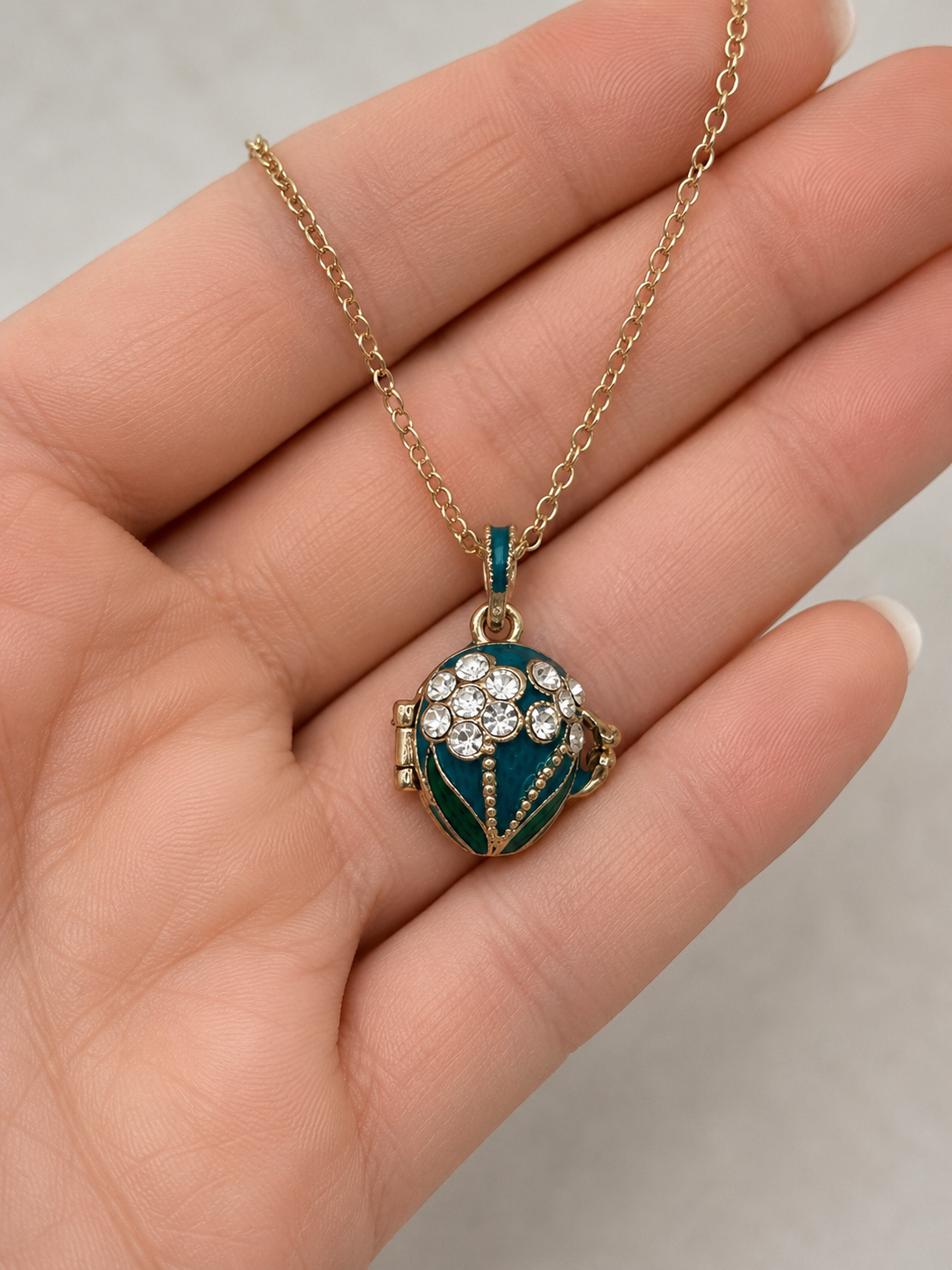 Collar con Dije Estilo Fabergé de Esmalte Azul y Cristales