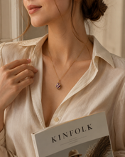 Cargar imagen en el visor de la galería, Dije con Colgante Huevo Estilo Fabergé Morado con Campana Interior
