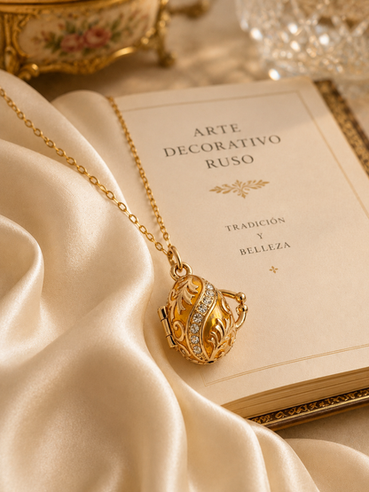 Collar con Colgante Huevo Fabergé Decorativo Dorado
