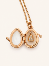 Cargar imagen en el visor de la galería, Collar con Relicario Huevo Fabergé Blanco con Campana Interior – AKM San Petersburgo
