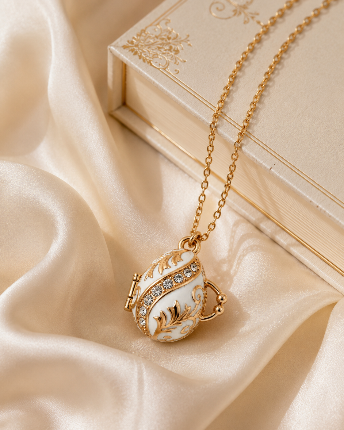 Collar con Relicario Huevo Fabergé Blanco con Campana Interior – AKM San Petersburgo