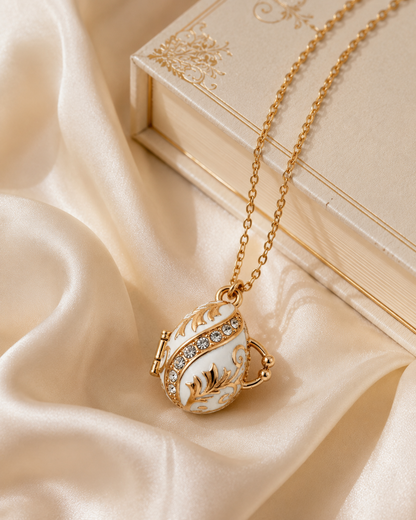 Collar con Relicario Huevo Fabergé Blanco con Campana Interior – AKM San Petersburgo