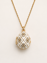 Cargar imagen en el visor de la galería, Dije Huevo Fabergé Blanco con Ángel

