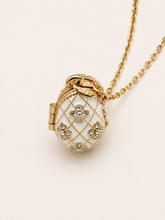 Cargar imagen en el visor de la galería, Dije Huevo Fabergé Blanco con Ángel

