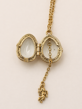 Cargar imagen en el visor de la galería, Dije Huevo Fabergé Blanco con Ángel
