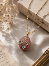Cargar imagen en el visor de la galería, Dije Huevo Fabergé Rosa con Ángel
