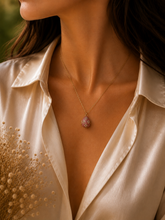 Cargar imagen en el visor de la galería, Dije Huevo Fabergé Rosa con Ángel
