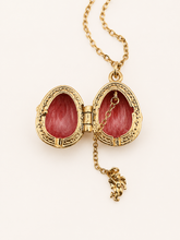 Cargar imagen en el visor de la galería, Dije Huevo Fabergé Rosa con Ángel

