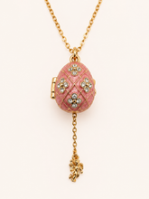 Cargar imagen en el visor de la galería, Dije Huevo Fabergé Rosa con Ángel
