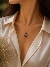 Cargar imagen en el visor de la galería, Dije Huevo Fabergé Morado con Ángel
