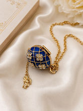Cargar imagen en el visor de la galería, Dije Huevo Fabergé Azul Real con Ángel
