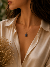 Cargar imagen en el visor de la galería, Dije Huevo Fabergé Azul Real con Ángel
