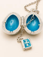 Cargar imagen en el visor de la galería, Dije Huevo Fabergé Azul con Biblia

