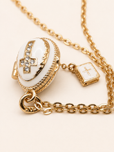 Cargar imagen en el visor de la galería, Dije Huevo Fabergé Blanco con Biblia
