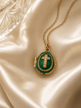 Cargar imagen en el visor de la galería, Dije Huevo Fabergé Verde con Biblia
