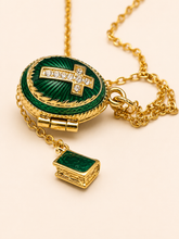 Cargar imagen en el visor de la galería, Dije Huevo Fabergé Verde con Biblia
