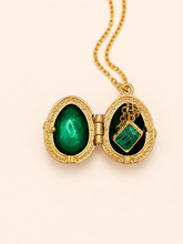 Cargar imagen en el visor de la galería, Dije Huevo Fabergé Verde con Biblia
