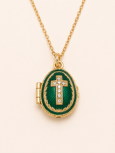 Cargar imagen en el visor de la galería, Dije Huevo Fabergé Verde con Biblia
