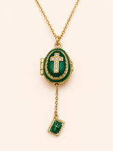 Cargar imagen en el visor de la galería, Dije Huevo Fabergé Verde con Biblia
