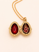 Cargar imagen en el visor de la galería, Dije Huevo Fabergé Rojo con Biblia
