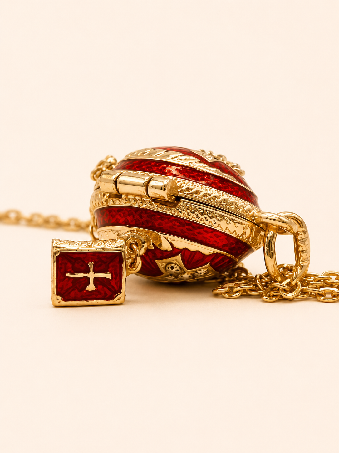 Dije Huevo Fabergé Rojo con Biblia