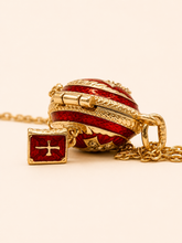 Cargar imagen en el visor de la galería, Dije Huevo Fabergé Rojo con Biblia

