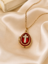 Cargar imagen en el visor de la galería, Dije Huevo Fabergé Rojo con Biblia
