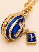 Cargar imagen en el visor de la galería, Dije Huevo Fabergé Azul Real con Biblia
