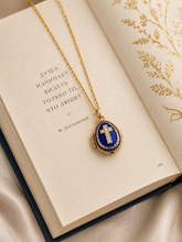 Cargar imagen en el visor de la galería, Dije Huevo Fabergé Azul Real con Biblia

