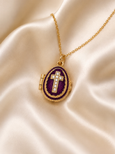 Cargar imagen en el visor de la galería, Dije Huevo Fabergé Morado con Biblia
