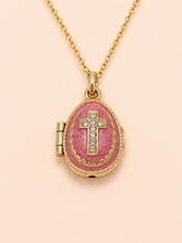 Cargar imagen en el visor de la galería, Dije Huevo Fabergé Rosa con Biblia Decorativa
